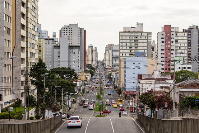 Venda de PinhÃ£o fumegante nas ruas de Curitiba